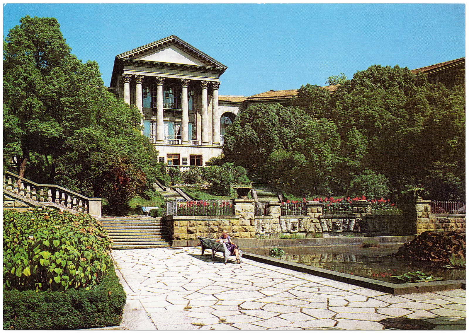 Metallurg, on Kurortny Prospekt, is one of Sochi’s most famous sanatoria. Built to accommodate metalworkers, it is located next to the enormous Red Army sanatorium and Ordzhonikidze, the sanatorium for miners. Postcard of Sochi, Russia, 1980s.