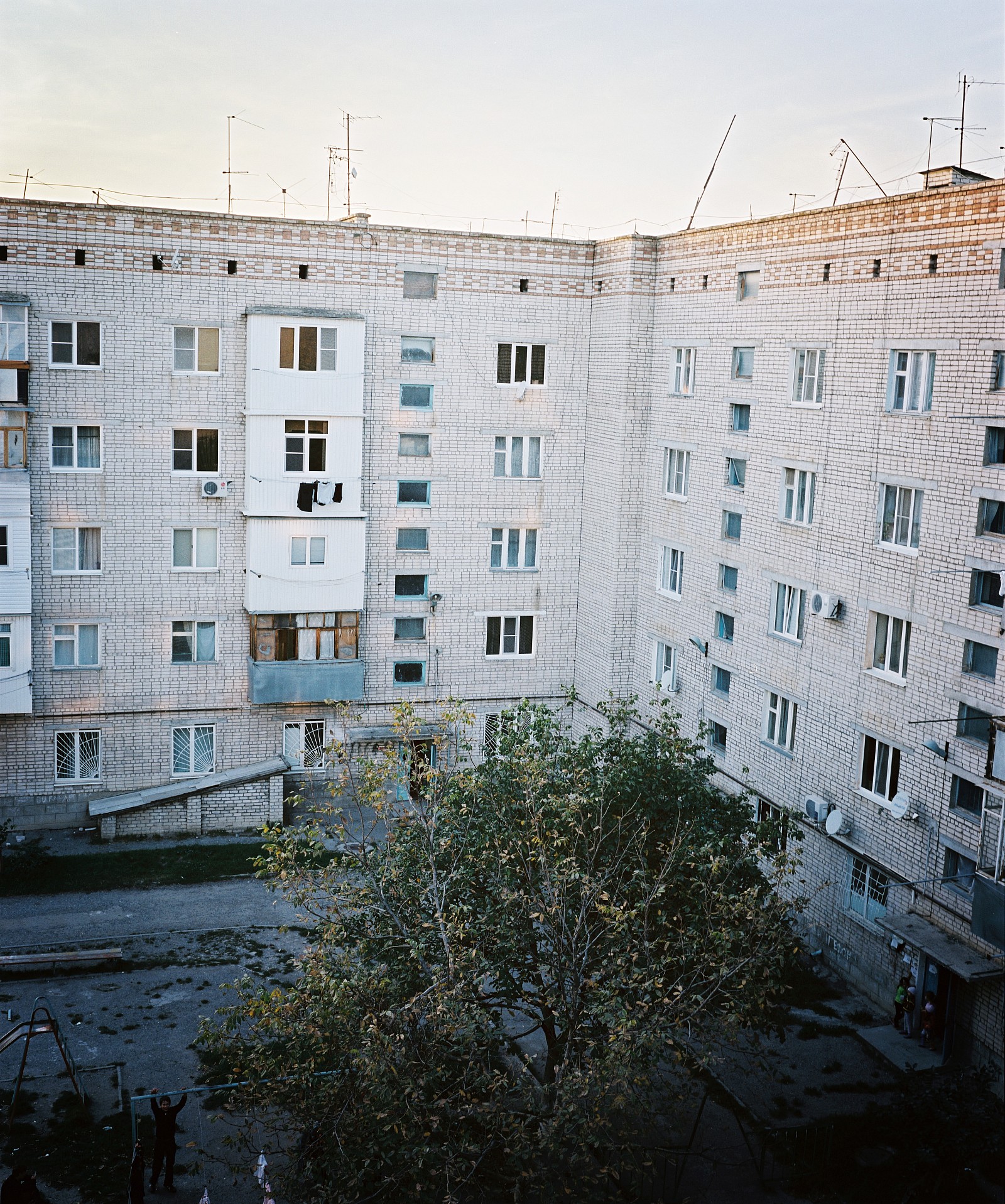 It's unbelievable that in a country with such huge oil- and gasincome, with that many factories, farmland and potential richness, so many Russians live in such pitiful circumstances. As for instance this communal flat building in Cherkessk.