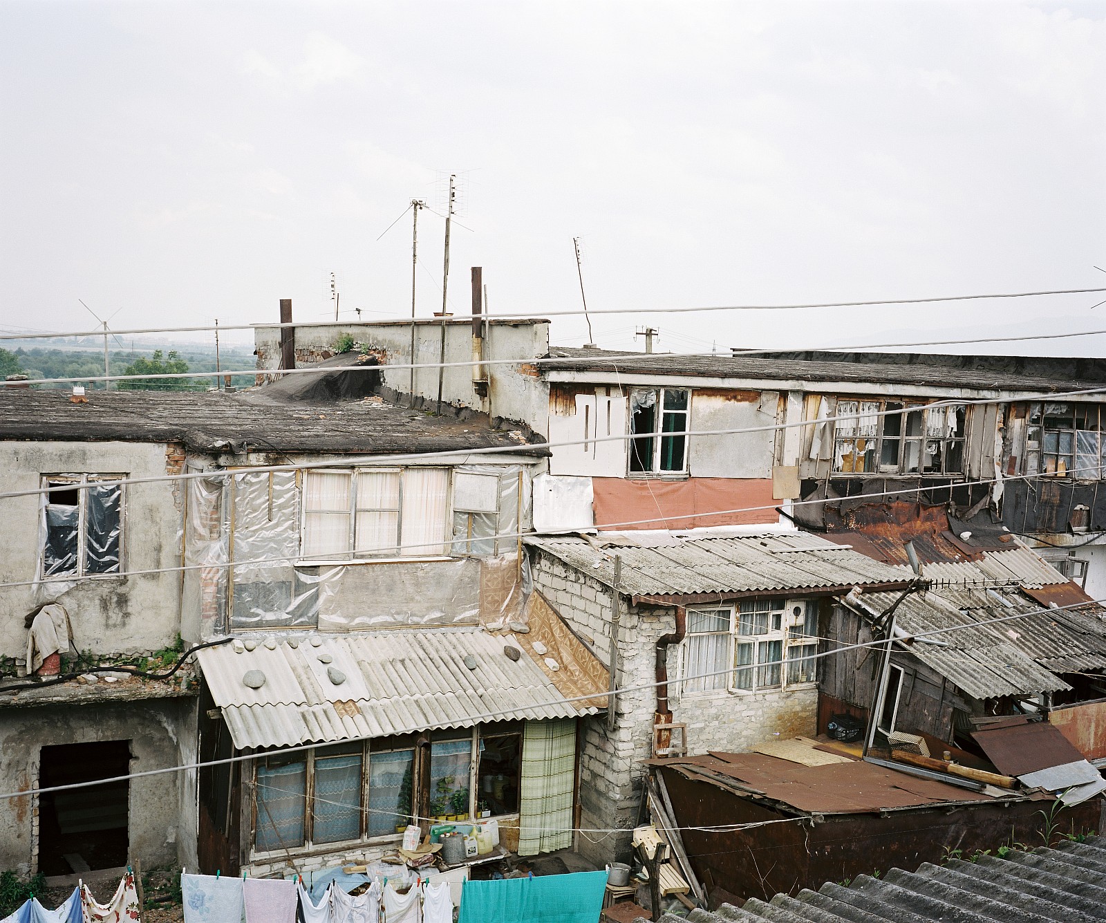 Een typisch voorbeeld van een vluchtelingenopvang is het voormalige 'Pervaya Maiskaya' sanatorium, net buiten Vladikavkaz. Sinds 1992 dient het in deplorabele staat verkerende gebouw als opvang voor 35 families die de oorlog in het nabijgelegen Zuid-Ossetië zijn ontvlucht. Na 19 jaar is iedereen die iets anders kond vinden vertrokken. Enkel ouderen en werklozen wonen er nog. Hun hoop is gericht op de overheid, maar het geloof lijkt al lang te zijn vervlogen.